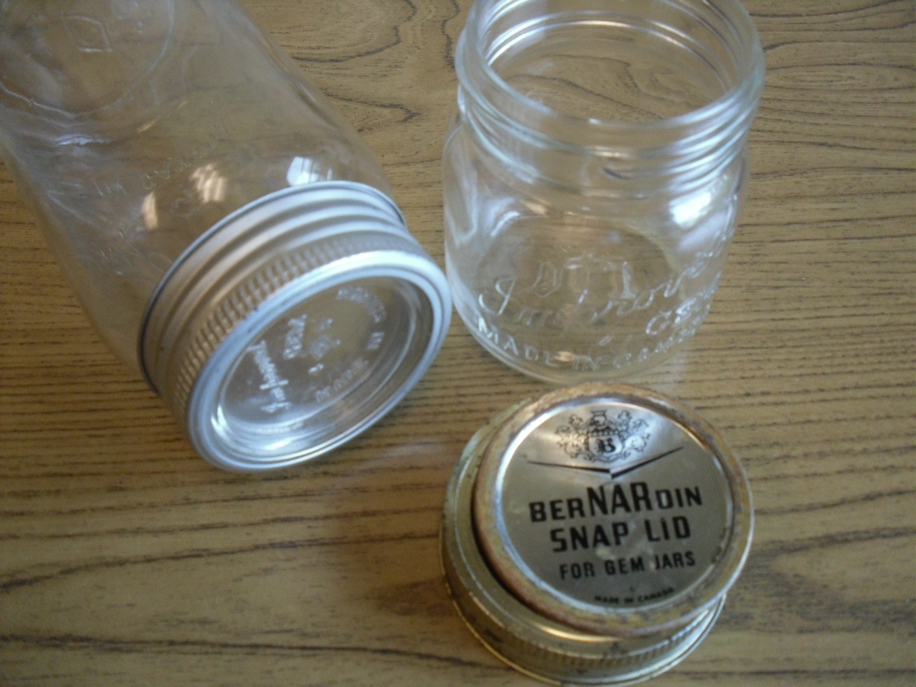 
        
        Image 1: Two <i>gem jars</i>. The older one shows the glass lid, with the tin lid still in use today (Photo: S. Dollinger)           