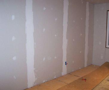 Image 1: A <i>gyproc</i> wall, with plastered creases (Source: Wikimedia Commons. Photo: Amaxson)