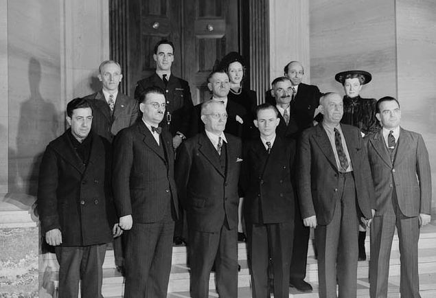 Image 1: Photo taken after the first Canadian citizenship ceremony, Supreme Court of Canada, 3 Jan. 1947. Photo: Chris Lund / National Film Board of Canada. Photothèque / Library and Archives Canada / PA-129262