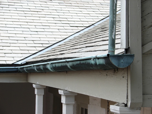 
        Image 1: An <i>eavestrough</i>. Source: Wikimedia Commons. Photo: M. Gstohl      