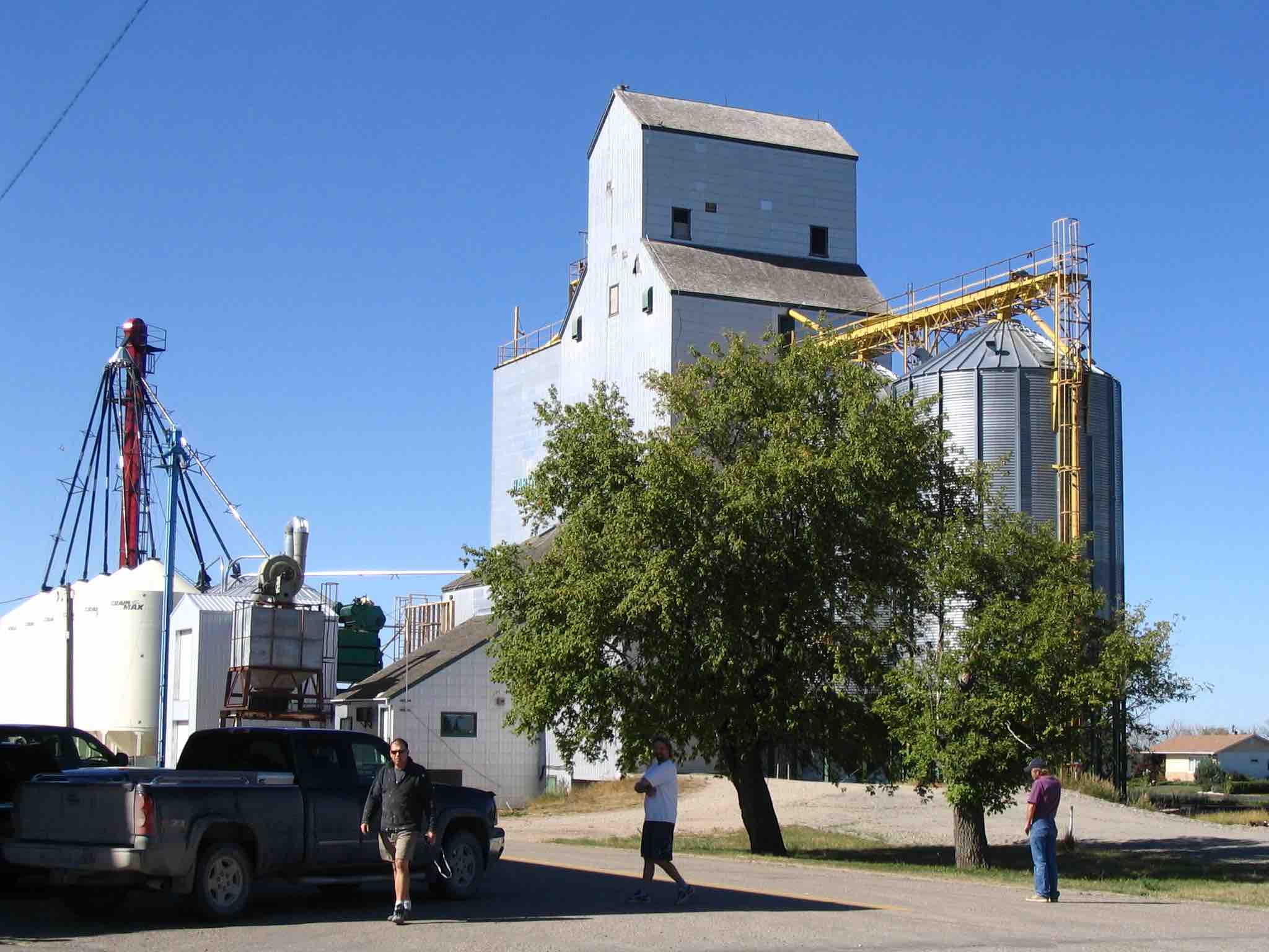 Image 1: Grain elevator at Hartney, MB. Source: Wikimedia Commons. Photo: Northwest