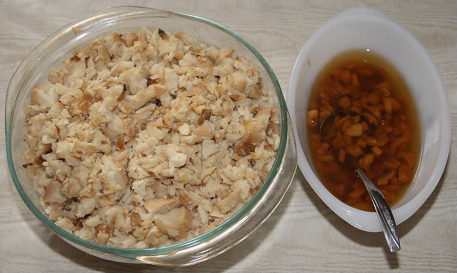 
        
                 Image 1: <i>Fish and brewis</i>, with scrunchions. Source: Wikimedia Commons. Photo: K. Pomakis                  