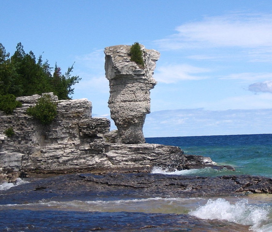 
                          Image 1: Flowerpot Island, Georgian Bay, ON. Source: Wikimedia Commons. Photo: Borbrav                  