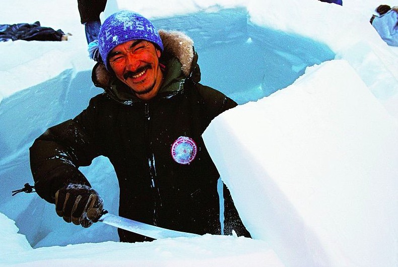 
        Image 1: Building an igloo in Cape Dorset (southern region of Baffin Island) using a <i>panak</i>, 30 Mar. 1998. Photo: A. Walk     