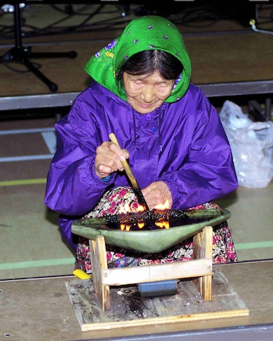          Image 1: A woman with a <i>qulliq</i>. Source: Wikimedia Commons. Photo: A. Walk      