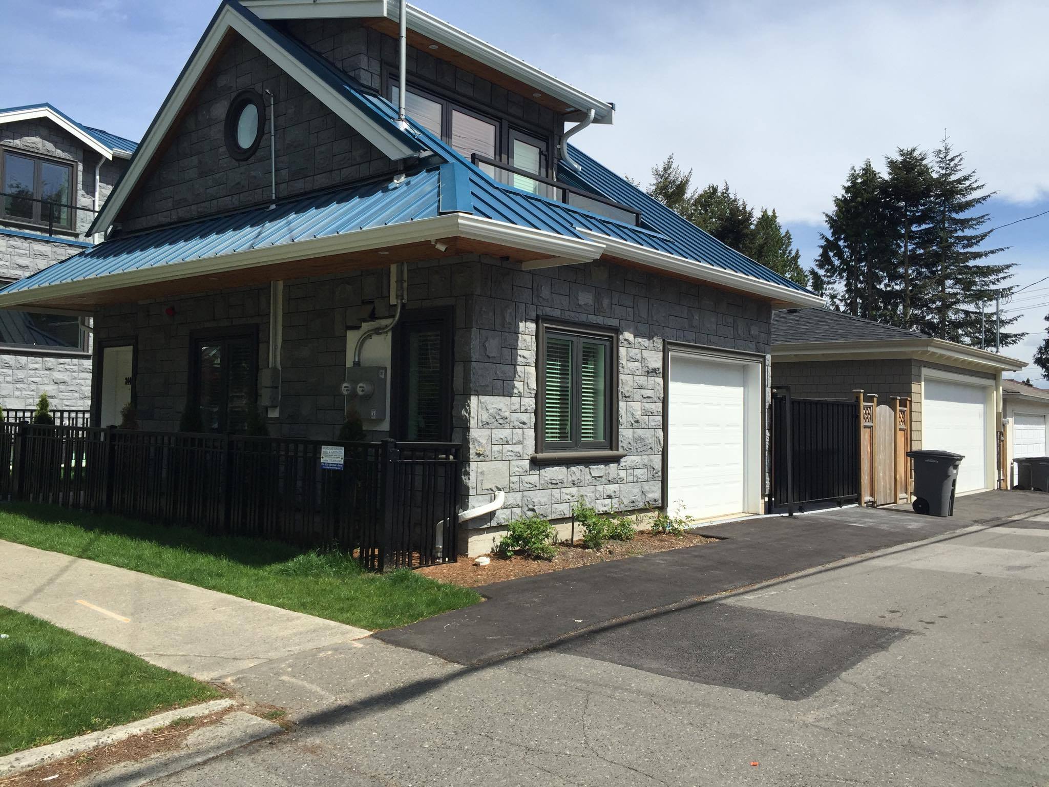 
        
        
        Image 1: A <i>laneway house</i> photographed from the alley (<i>lane</i>) with the back of the main house on the left. On Tolmie St. between W 8th and 9th Ave. in Vancouver. Photo: S. Gaylie.                  